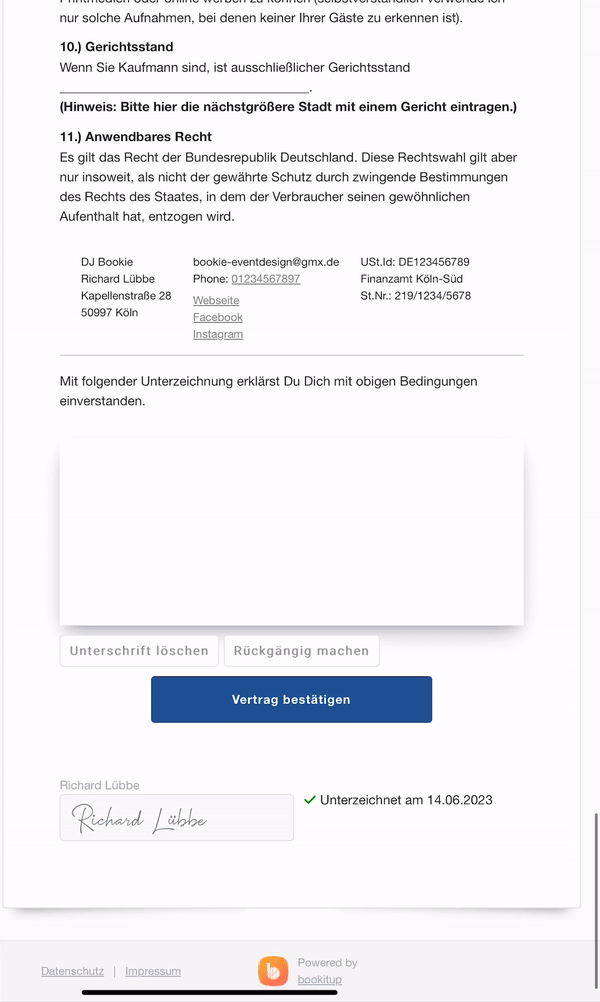 Kunde unterschreibt einen Vertrag im Online-Portal auf dem Smartphone