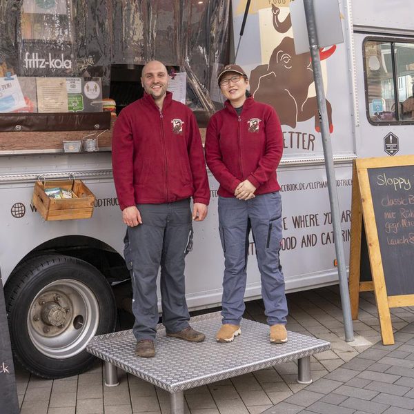Gordon Glökler mit dem Team von The Elephant Foodtruck